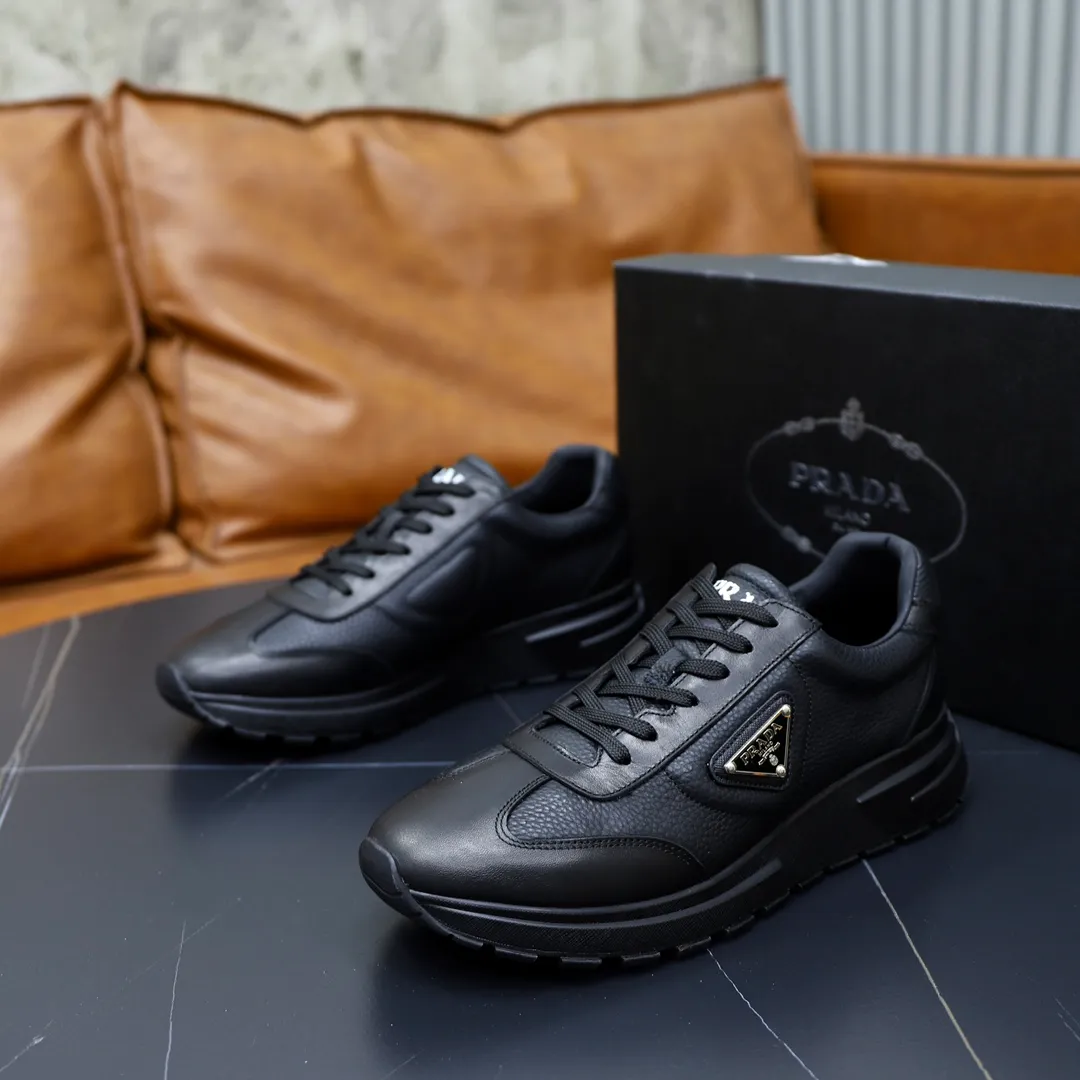 Factory price: 720💰Top original order Brand: PRADA (Prada) Standard code: Men's size 38/44 (45 can be customized) Grade: Same as the official website Material: Original cowhide leather lining Original combination two-color wear-resistant soft outsole Style category: Leisure and sports version Young fashion European and American trend British style Color: Actual picture color